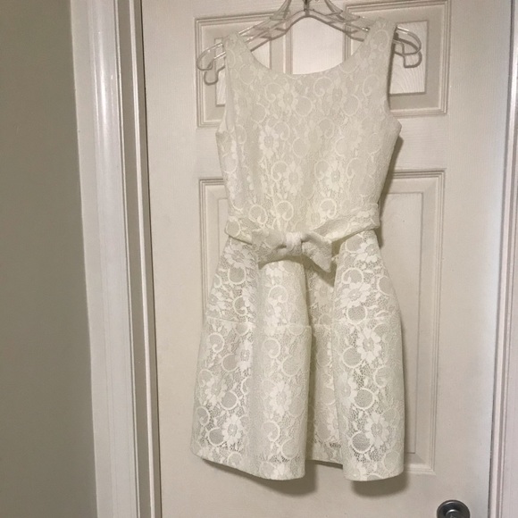 Beautiful white lace Dress - Picture 2 of 16